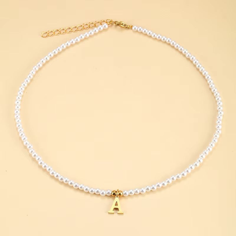 Skanto | Elegant gullbelagt perle bokstav initial halskjede