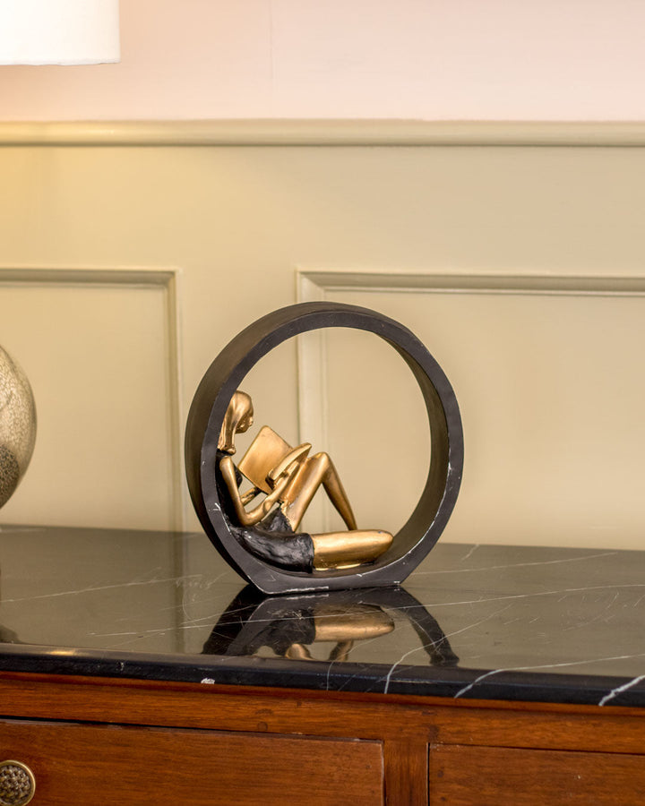 Skanto | Lesende Jentestatue