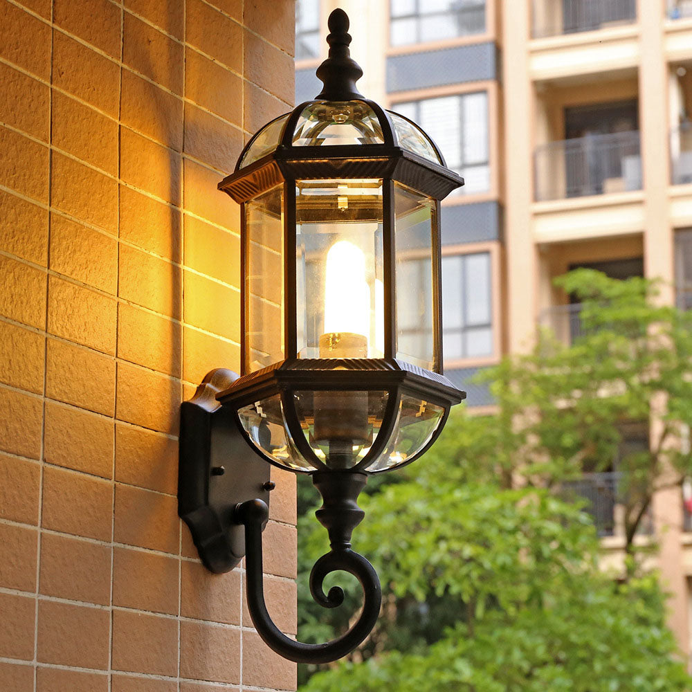 Vanntett, sekskantet vegglampe i aluminium og glass med én utendørslampe
