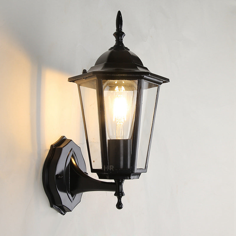 Sekskantet vegglampe med aluminiumsramme, frostet glass og én lyskilde for utendørs bruk, egnet for hagen