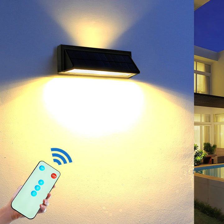 Vanntett, rektangulær LED-vegglampe for utendørs bruk med solenergi, ideell for terrasse og hage.