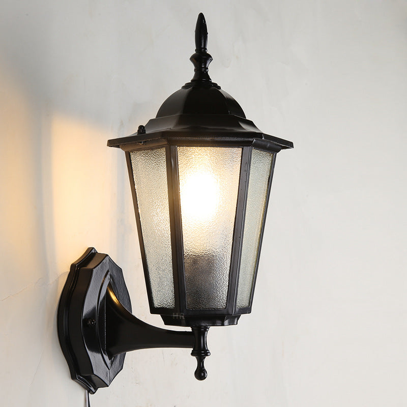 Sekskantet vegglampe med aluminiumsramme, frostet glass og én lyskilde for utendørs bruk, egnet for hagen