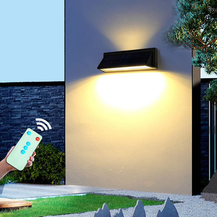 Vanntett, rektangulær LED-vegglampe for utendørs bruk med solenergi, ideell for terrasse og hage.