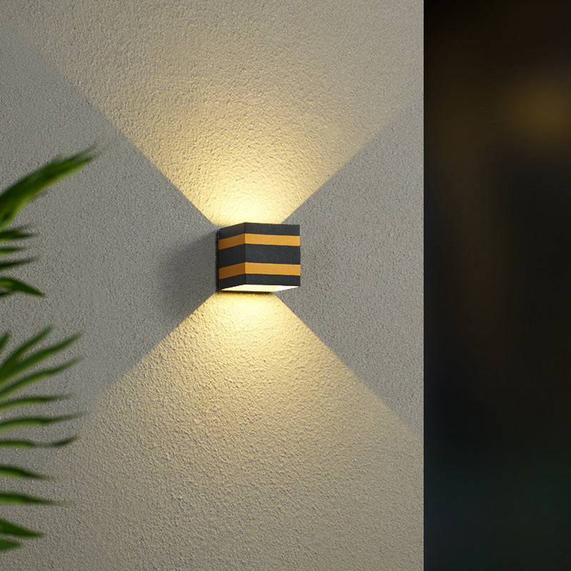 Minimalistisk, firkantet LED-vegglampe i aluminium for utendørs bruk – vanntett og kubeformet
