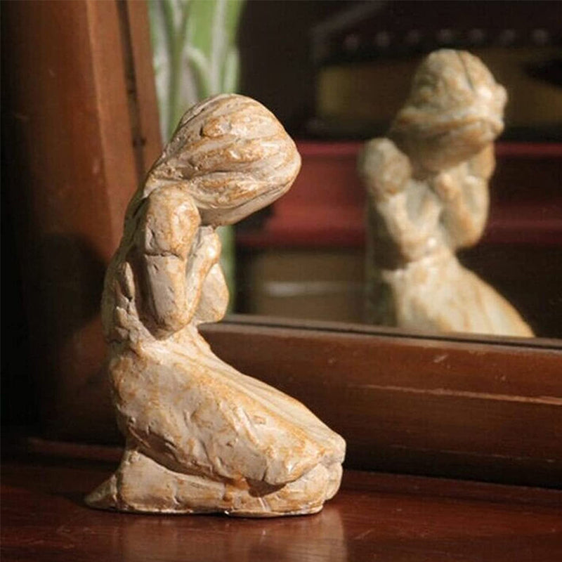 Skanto | Sweet Hour of Prayer, vakker håndstøpt inspirerende skulptur av en bønnende kvinne