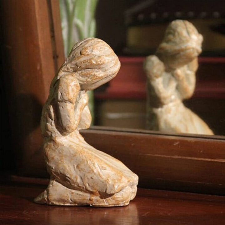 Skanto | Sweet Hour of Prayer, vakker håndstøpt inspirerende skulptur av en bønnende kvinne