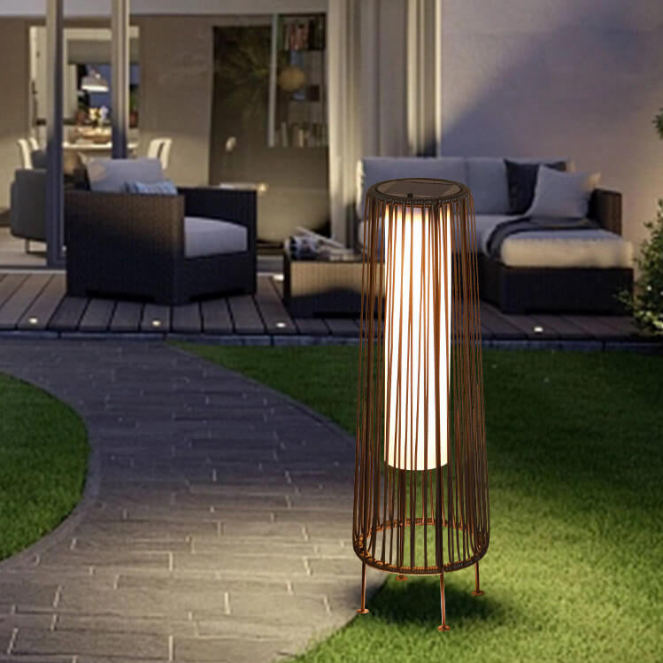 Moderne Minimalistiske Solvannavvisende Runde Vertikale Trekkstrippe Jern Rattan LED Stående Gulvlampe For Utendørs Patio | Skanto