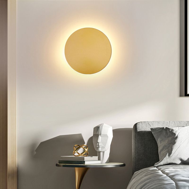 Skanto | GlowAura – Rund vegglampe i metall for soverom/stue