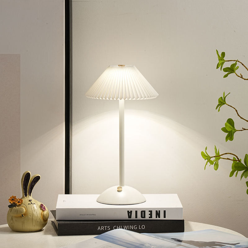 Skanto | Moderne skandinavisk oppladbar jernstoff cone plisserte LED bordlampe for nattbord