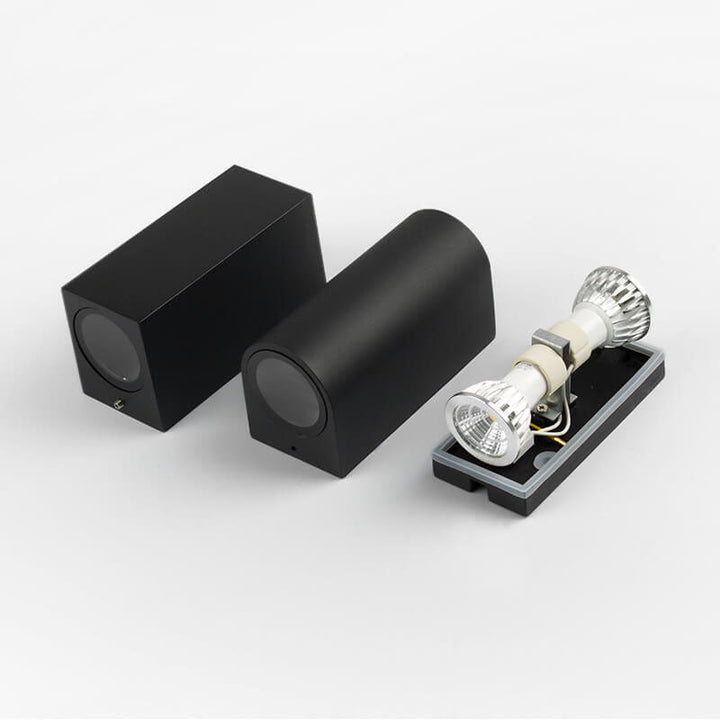 Moderne, enkel, vanntett vegglampe med 2 lyskilder laget av aluminium og glass i sylindrisk design for utendørs bruk.