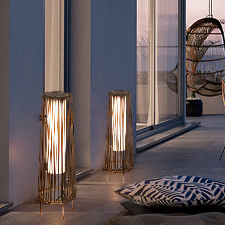 Moderne Minimalistiske Solvannavvisende Runde Vertikale Trekkstrippe Jern Rattan LED Stående Gulvlampe For Utendørs Patio | Skanto