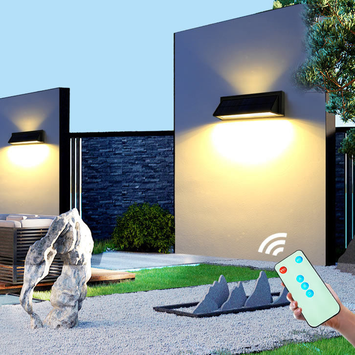 Vanntett, rektangulær LED-vegglampe for utendørs bruk med solenergi, ideell for terrasse og hage.