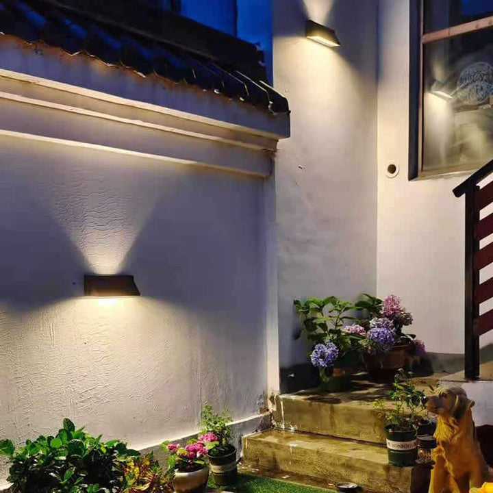 Vanntett, rektangulær LED-vegglampe for utendørs bruk med solenergi, ideell for terrasse og hage.