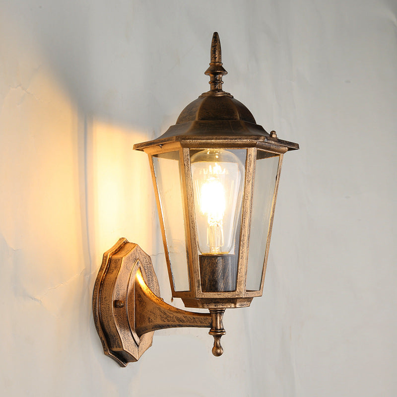 Sekskantet vegglampe med aluminiumsramme, frostet glass og én lyskilde for utendørs bruk, egnet for hagen