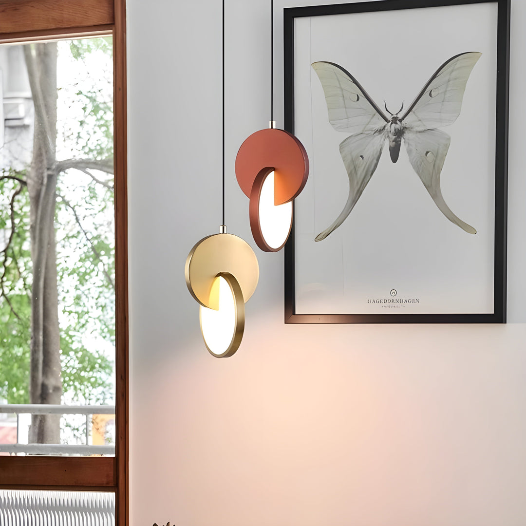 Moderne skandinaviske LED pendellampe med rundt ramme og varmt glød Skanto