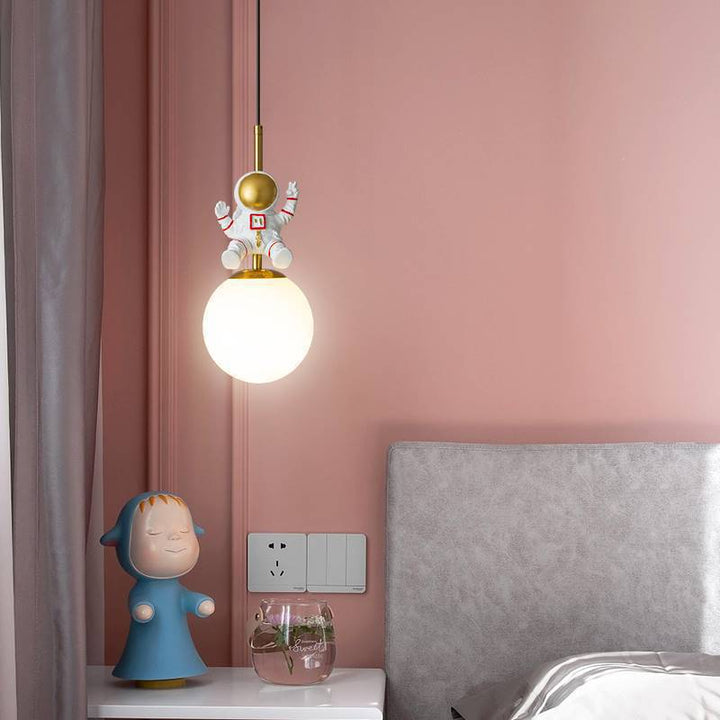 Skanto | Moderne Nordic Barne Orb Astronaut Jern Harpiks 1-Lys Pendellampe for Soverommet