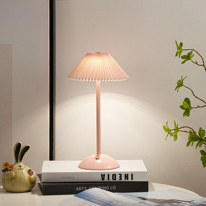 Skanto | Moderne skandinavisk oppladbar jernstoff cone plisserte LED bordlampe for nattbord