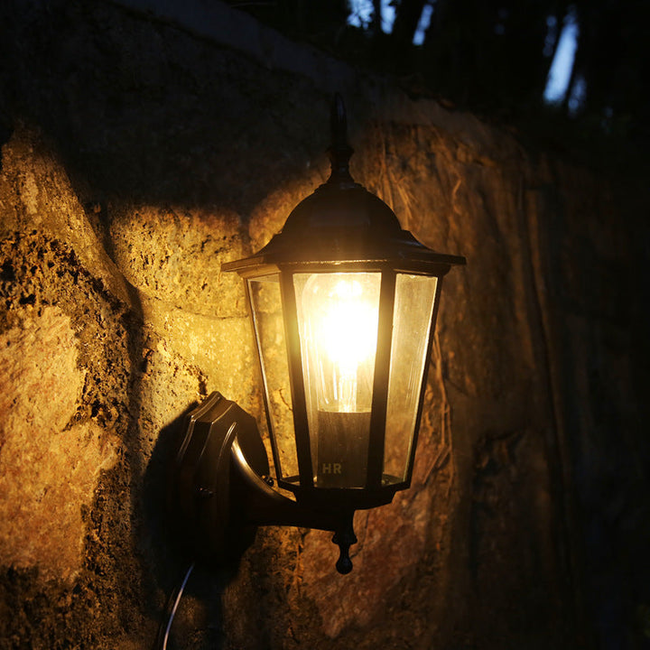 Sekskantet vegglampe med aluminiumsramme, frostet glass og én lyskilde for utendørs bruk, egnet for hagen