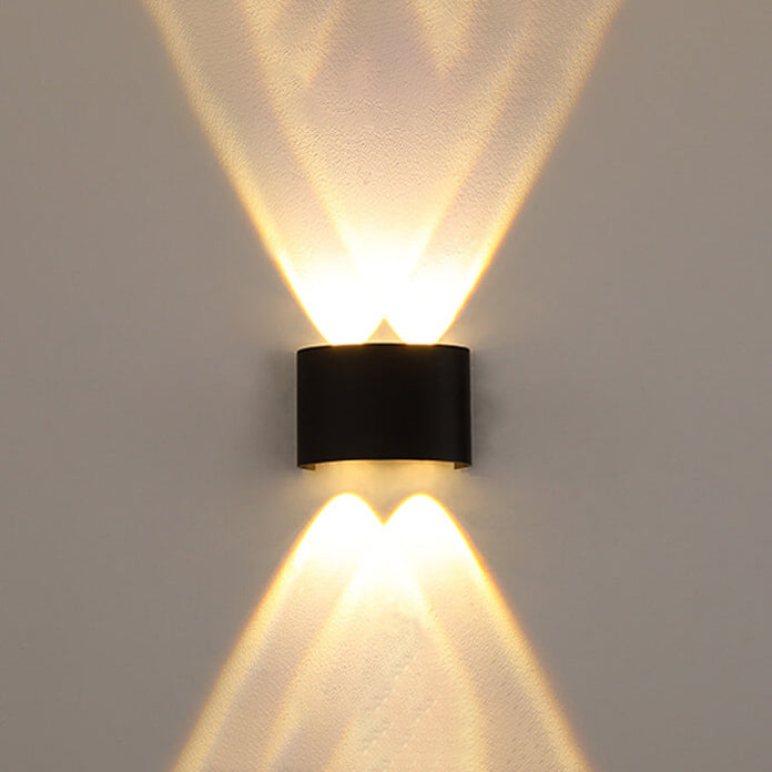 Moderne LED-vegglampe med oppover- og nedoverbuede spotlights, vanntett, for utendørs bruk