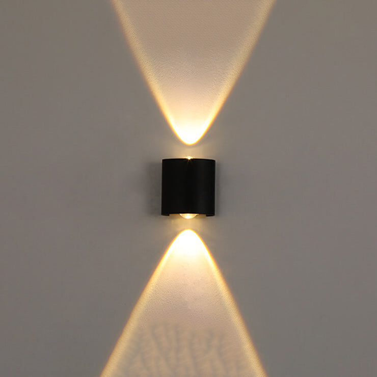 Moderne LED-vegglampe med oppover- og nedoverbuede spotlights, vanntett, for utendørs bruk