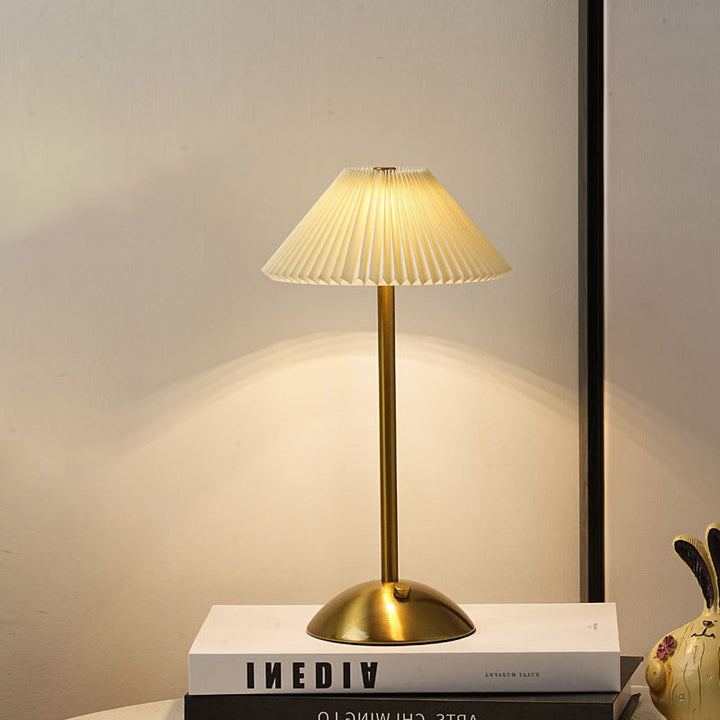 Skanto | Moderne skandinavisk oppladbar jernstoff cone plisserte LED bordlampe for nattbord