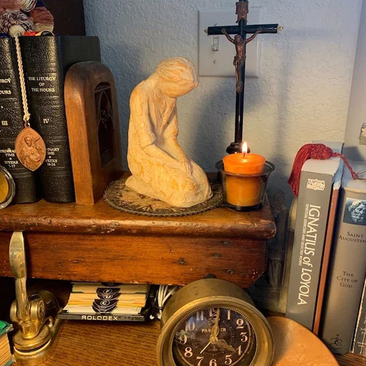 Skanto | Sweet Hour of Prayer, vakker håndstøpt inspirerende skulptur av en bønnende kvinne