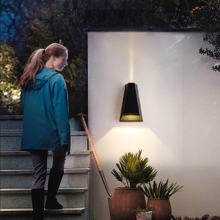 Moderne, kreativ trapesformet LED-utevegglampe med oppover- og nedoverrettet belysning