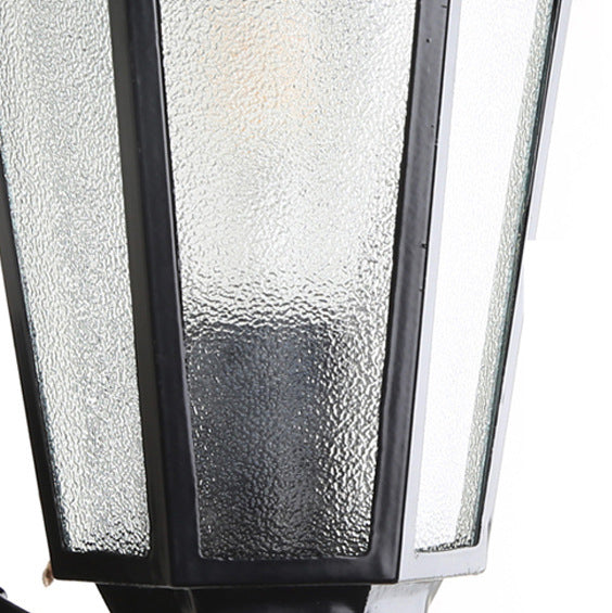Sekskantet vegglampe med aluminiumsramme, frostet glass og én lyskilde for utendørs bruk, egnet for hagen