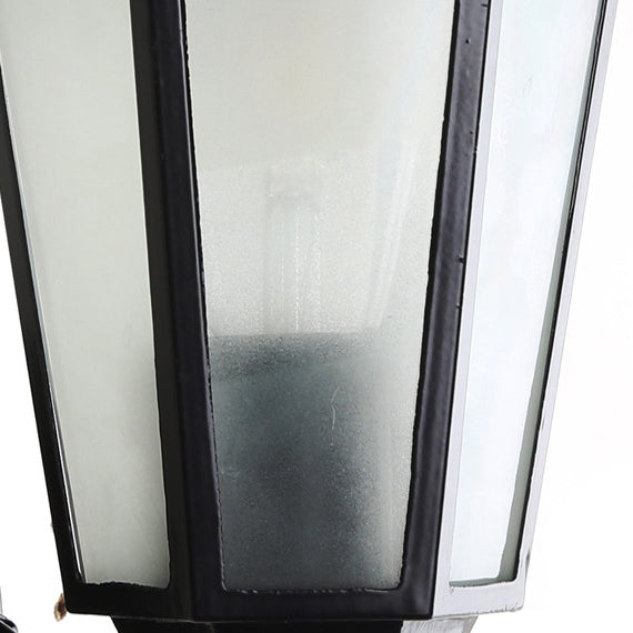 Sekskantet vegglampe med aluminiumsramme, frostet glass og én lyskilde for utendørs bruk, egnet for hagen
