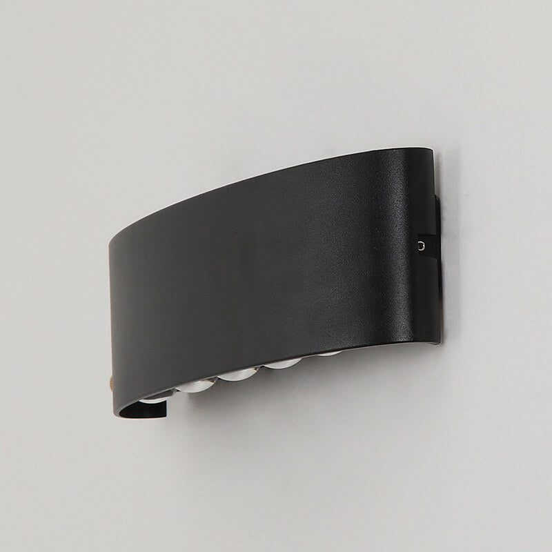 Moderne LED-vegglampe med oppover- og nedoverbuede spotlights, vanntett, for utendørs bruk