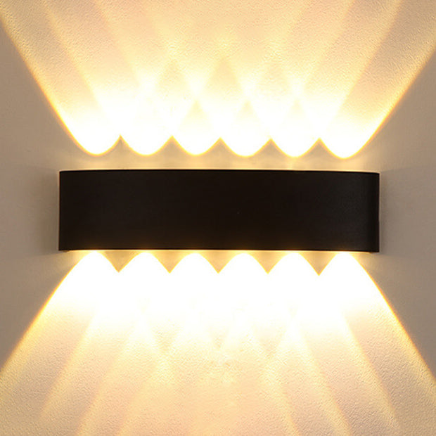 Moderne LED-vegglampe med oppover- og nedoverbuede spotlights, vanntett, for utendørs bruk