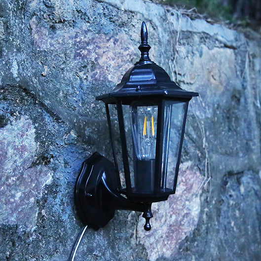 Sekskantet vegglampe med aluminiumsramme, frostet glass og én lyskilde for utendørs bruk, egnet for hagen