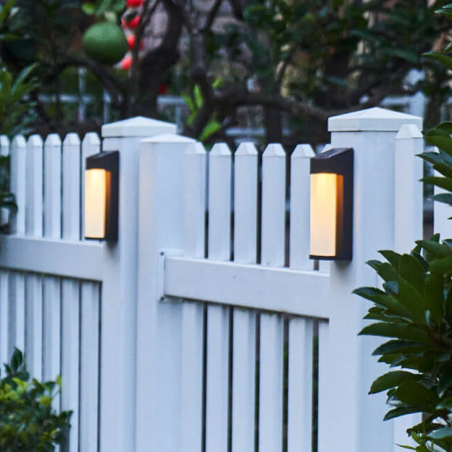 Solcelledrevet firkantet LED-vegglampe for utendørs bruk, vanntett, laget av frostet glass