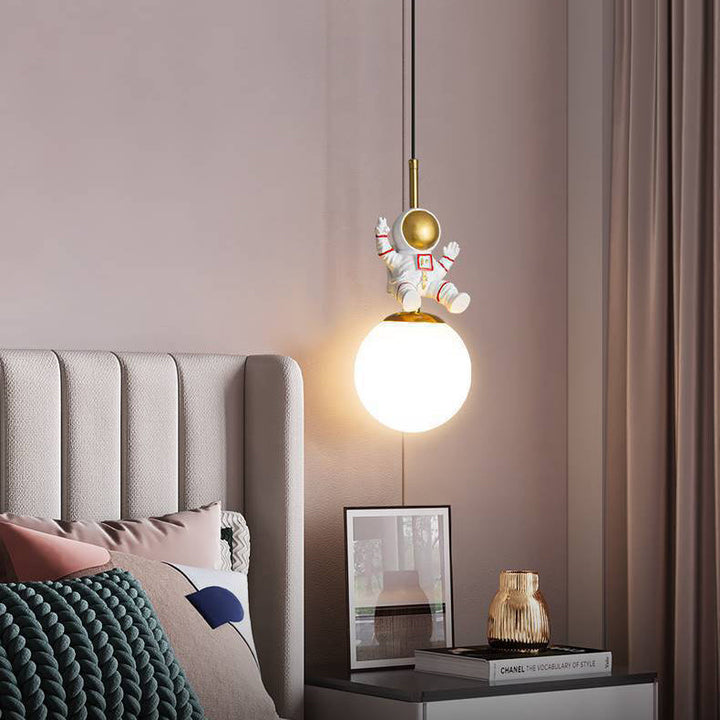 Skanto | Moderne Nordic Barne Orb Astronaut Jern Harpiks 1-Lys Pendellampe for Soverommet