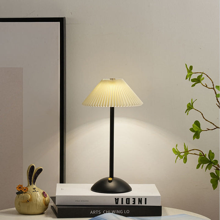Skanto | Moderne skandinavisk oppladbar jernstoff cone plisserte LED bordlampe for nattbord
