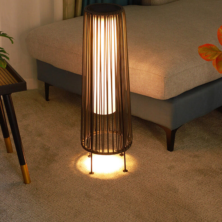 Moderne Minimalistiske Solvannavvisende Runde Vertikale Trekkstrippe Jern Rattan LED Stående Gulvlampe For Utendørs Patio | Skanto