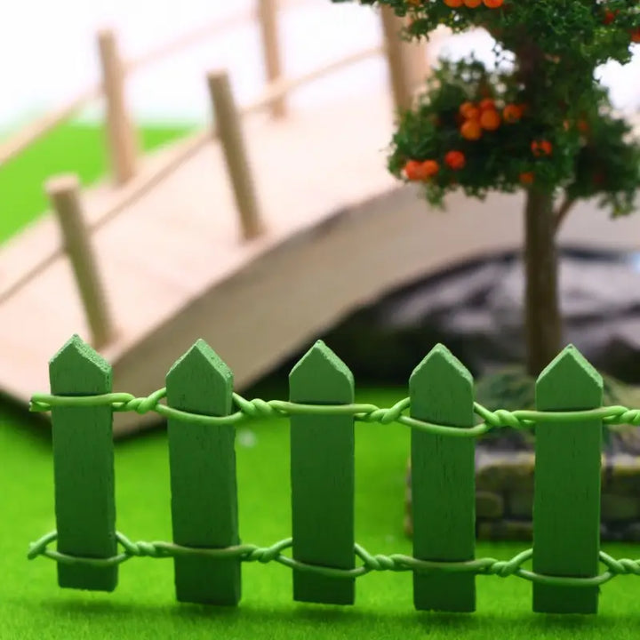 Skanto | Miniatyrtre hagegjerde – Fargerik dekorasjon for fehage og modellbygging