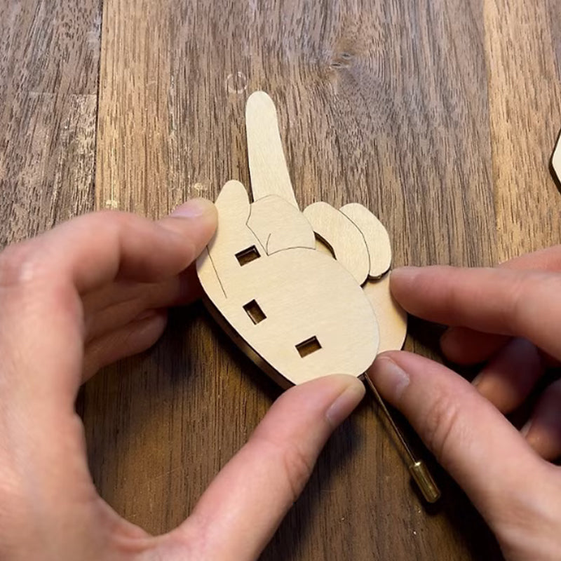 Skanto | Morsom Tre Finger Pin
