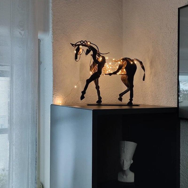 Håndlaget metall hesteskulptur "Adonis" | Skanto