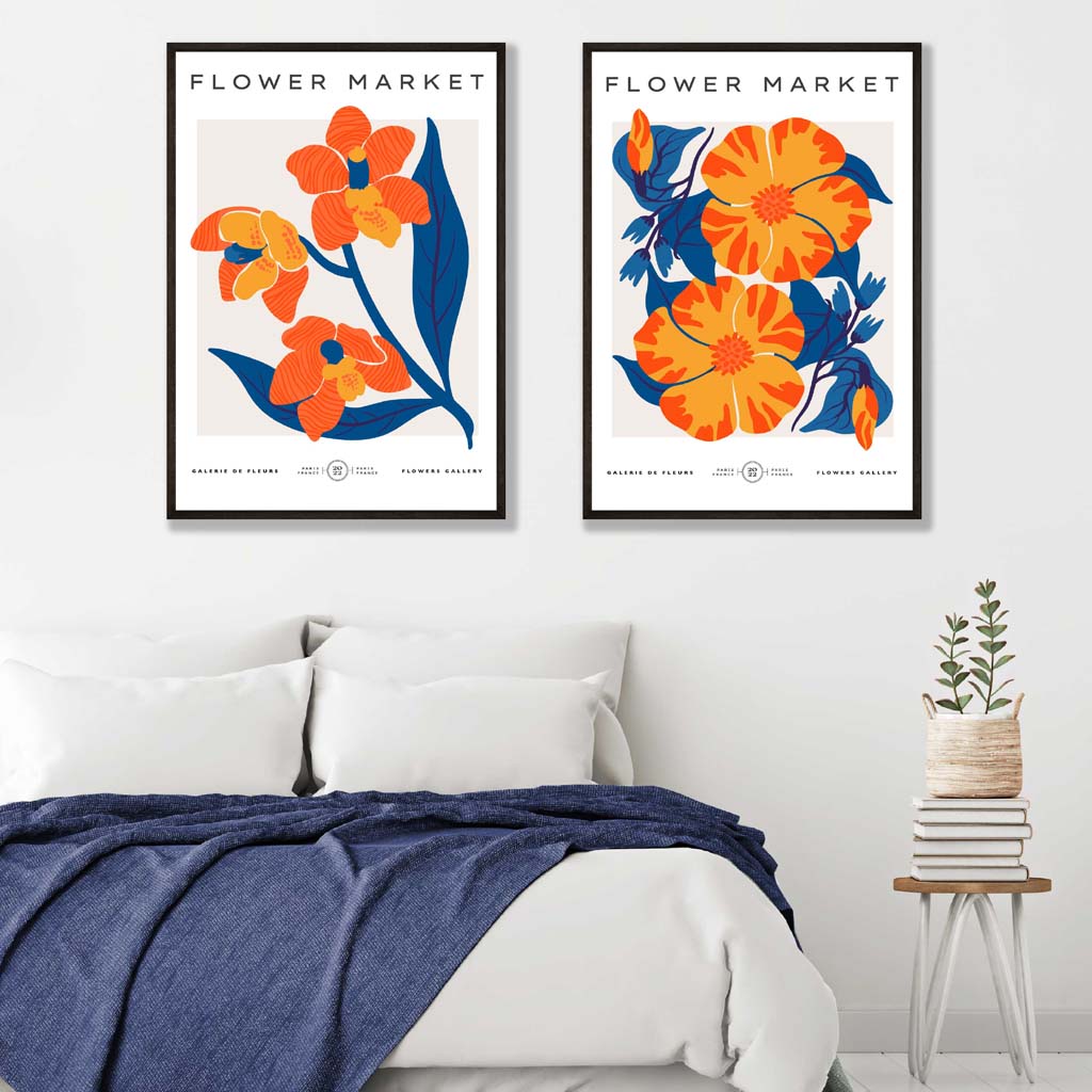 Sett med 2 kunsttrykk med motiver av et vårblomstermarked i knalloransje og blått.