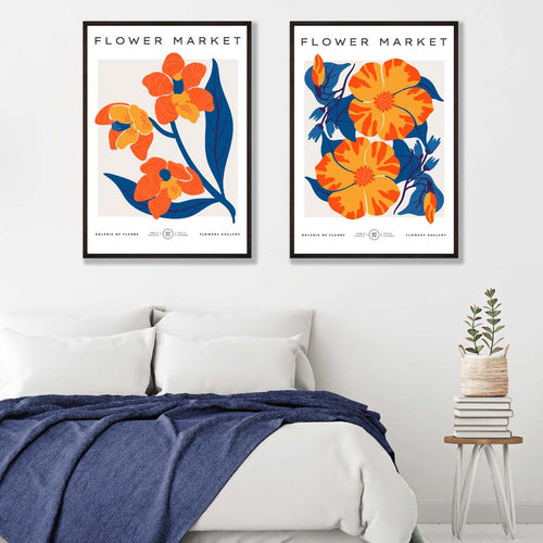 Sett med 2 innrammede kunsttrykk med motivet «Vårblomstermarked» i knalloransje og blått