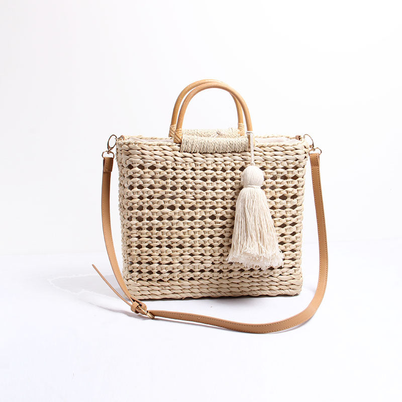 Håndlaget bast-crossbody-veske med dekorativ frynseanheng Skanto
