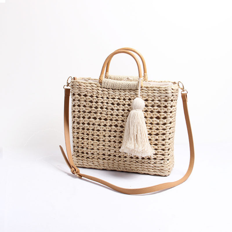 Håndlaget bast-crossbody-veske med dekorativ frynseanheng Skanto
