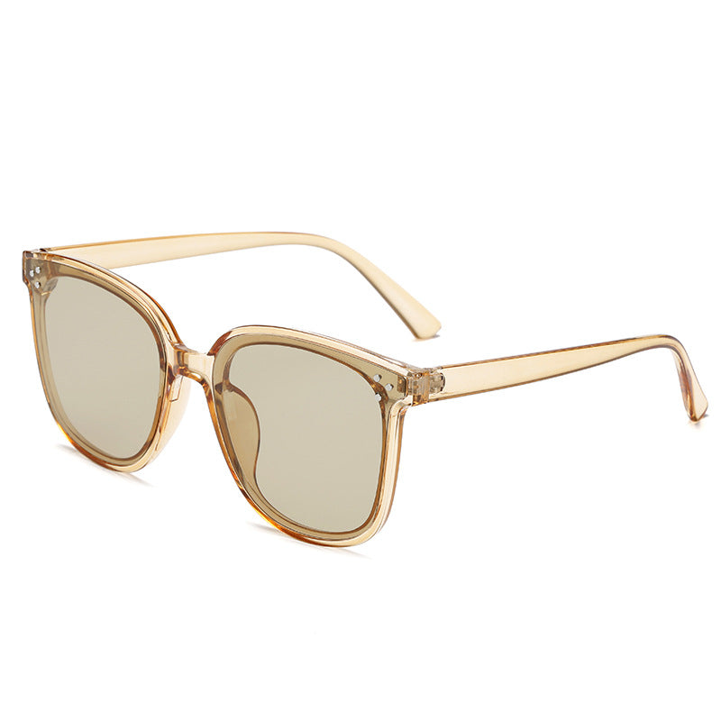 Dame solbrille i elegant design med høykvalitets UV-beskyttelseslinser Skanto