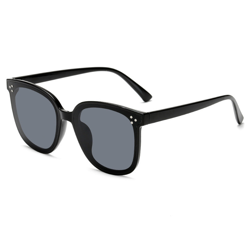 Dame solbrille i elegant design med høykvalitets UV-beskyttelseslinser Skanto