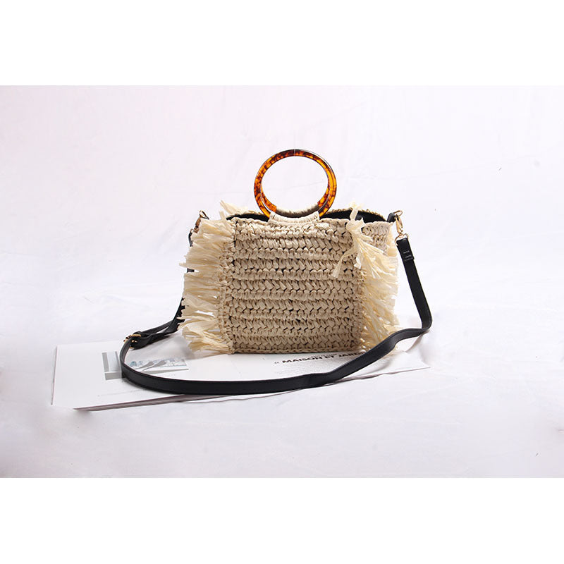Håndlagd bast-crossbody-veske med fransedetaljer Skanto