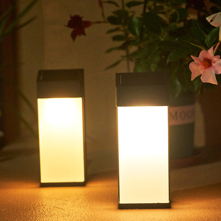 Solcelledrevet firkantet LED-vegglampe for utendørs bruk, vanntett, laget av frostet glass