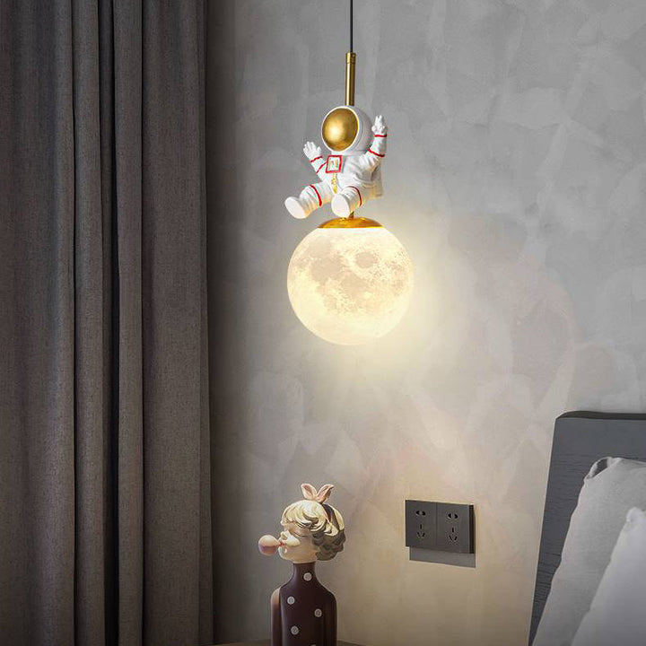 Skanto | Moderne Nordic Barne Orb Astronaut Jern Harpiks 1-Lys Pendellampe for Soverommet