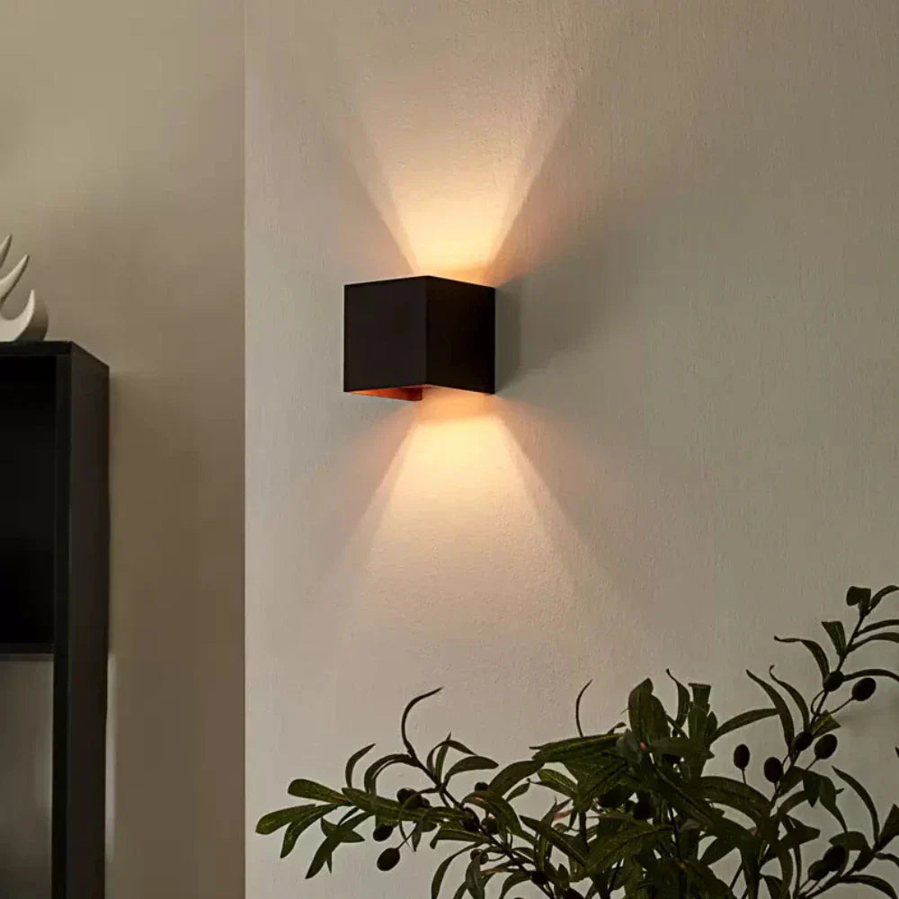 Moderne Wandleuchte fra schwarzem aluminium