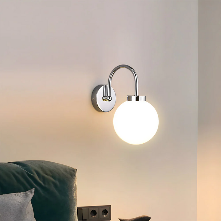 Skanto | Vegglampe med glasskule